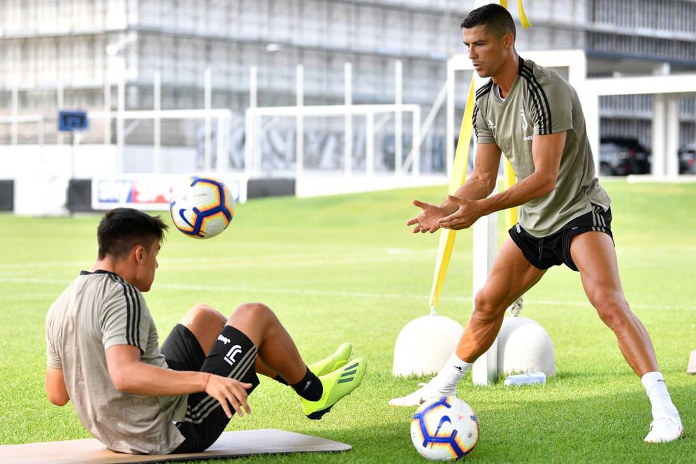 Sesi Latihan Juventus, Ronaldo Jadi 'asisten' Dybala Sesi Latihan Juventus, Ronaldo Jadi 'asisten' Dybala