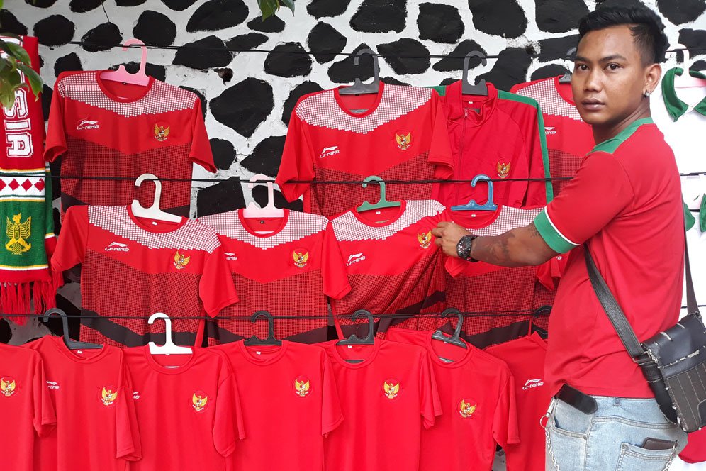 Jualan Atribut Timnas Indonesia U-23, Pedagang Raup Untung Rp 10 Juta Jualan Atribut Timnas Indonesia U-23, Pedagang Raup Untung Rp 10 Juta