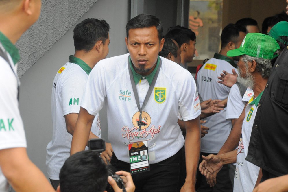 Sugiantoro Serahkan Persebaya kepada Djajang Nurjaman Sugiantoro Serahkan Persebaya kepada Djajang Nurjaman