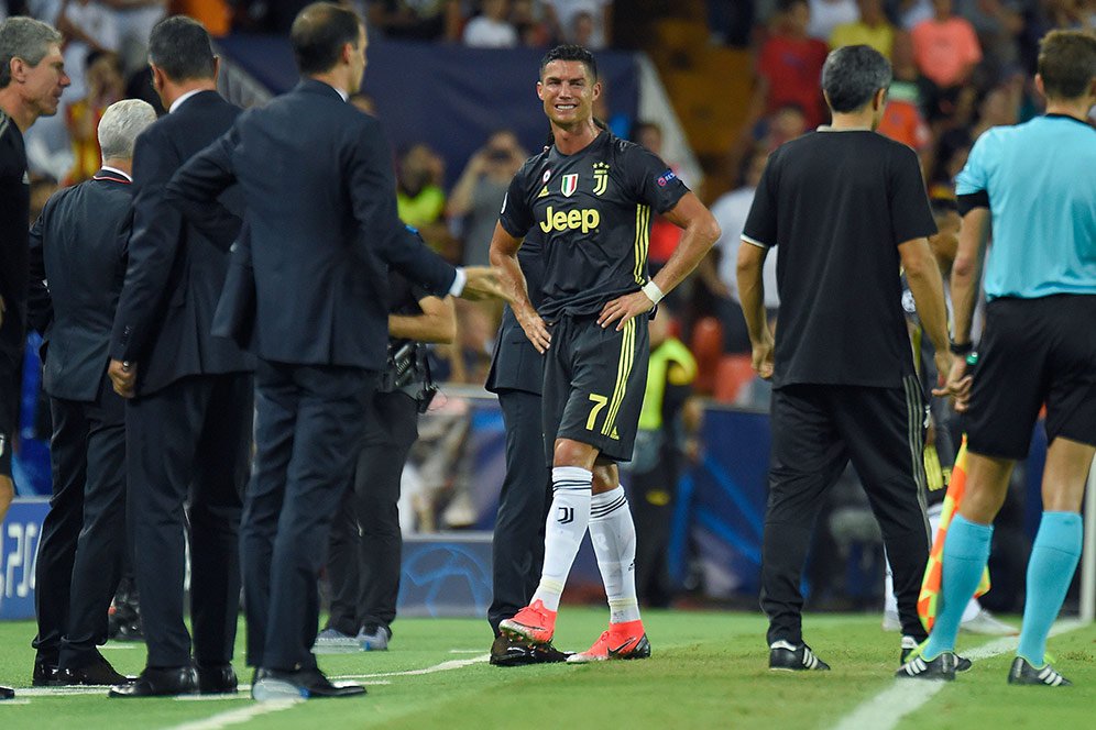 Dapat Kartu Merah, Cristiano Ronaldo Masih Berpeluang Kembali ke Old Trafford Dapat Kartu Merah, Cristiano Ronaldo Masih Berpeluang Kembali ke Old Trafford