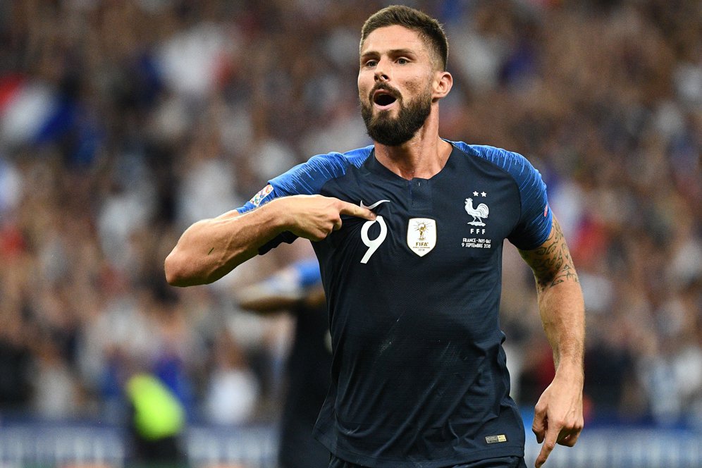 Giroud Begitu Bangga dengan Trofi Piala Dunia Giroud Begitu Bangga dengan Trofi Piala Dunia