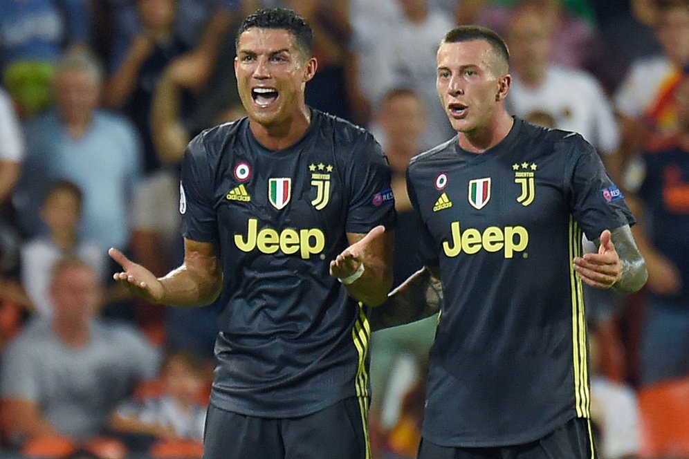 Ronaldo Kartu Merah, Nedved Langsung Samperi Wasit Ronaldo Kartu Merah, Nedved Langsung Samperi Wasit