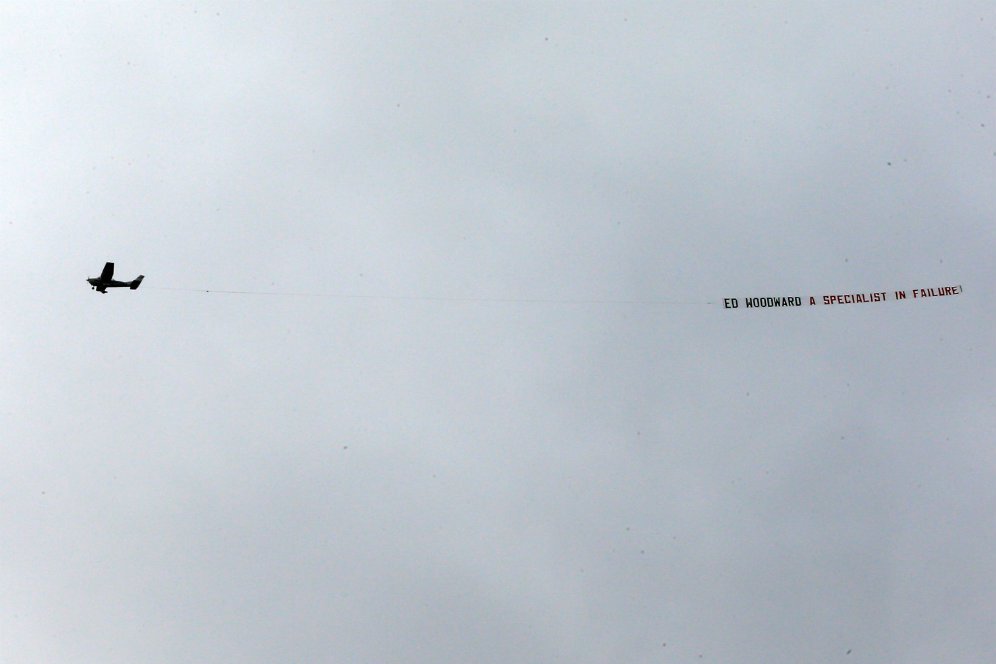 Fans MU Terbangkan Spanduk 'Ed Woodward Spesialis Gagal' Fans MU Terbangkan Spanduk 'Ed Woodward Spesialis Gagal'
