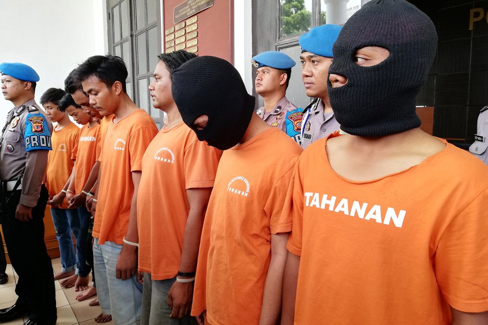 Helm Hingga Balok Jadi Senjata Tersangka Pengeroyokan The Jakmania Helm Hingga Balok Jadi Senjata Tersangka Pengeroyokan The Jakmania