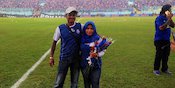 Prosesi Lamaran Aremania Warnai Laga Antara Arema dan Persebaya