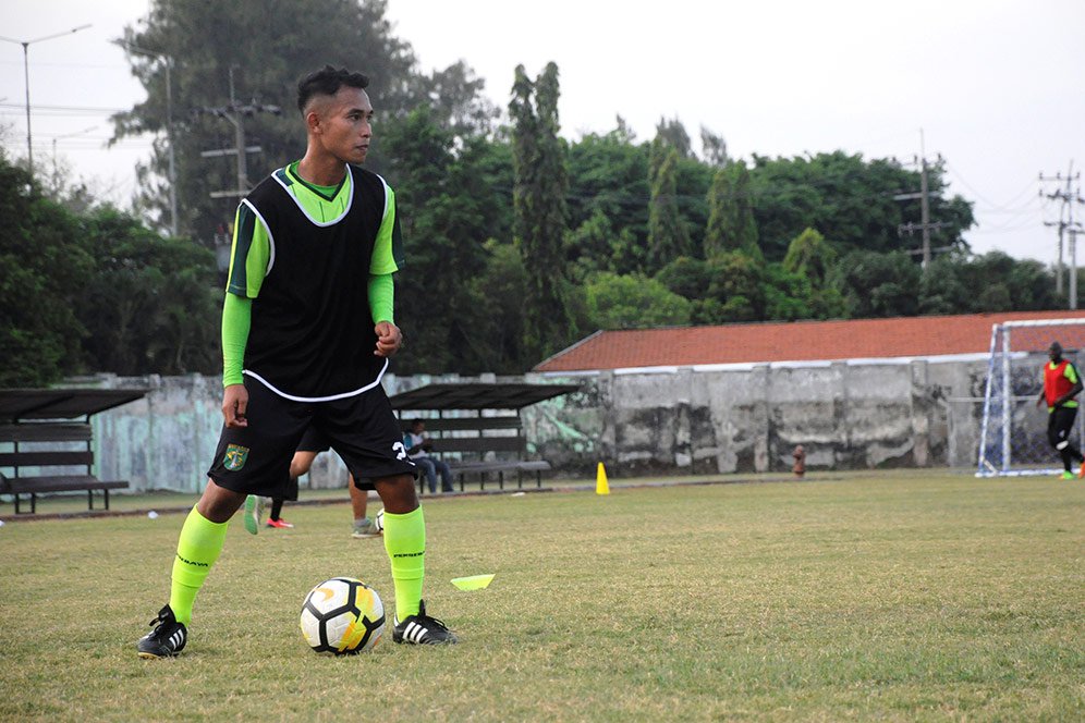 Ramadhan, Bek Persebaya Jaga Kondisi dengan Main Bulutangkis Ramadhan, Bek Persebaya Jaga Kondisi dengan Main Bulutangkis