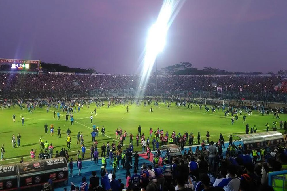 Buntut Tragedi Kanjuruhan, PT LIB Hentikan Liga 1 2022/23 Selama Sepekan Buntut Tragedi Kanjuruhan, PT LIB Hentikan Liga 1 2022/23 Selama Sepekan