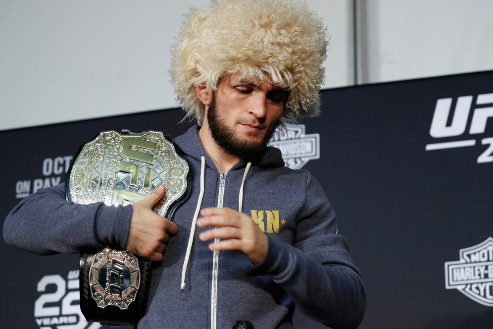 Khabib Nurmagomedov Tolak Berfoto Dengan Suporter Barcelona, Kecuali Ia Mau Bilang 'Hala Madrid' Khabib Nurmagomedov Tolak Berfoto Dengan Suporter Barcelona, Kecuali Ia Mau Bilang 'Hala Madrid'