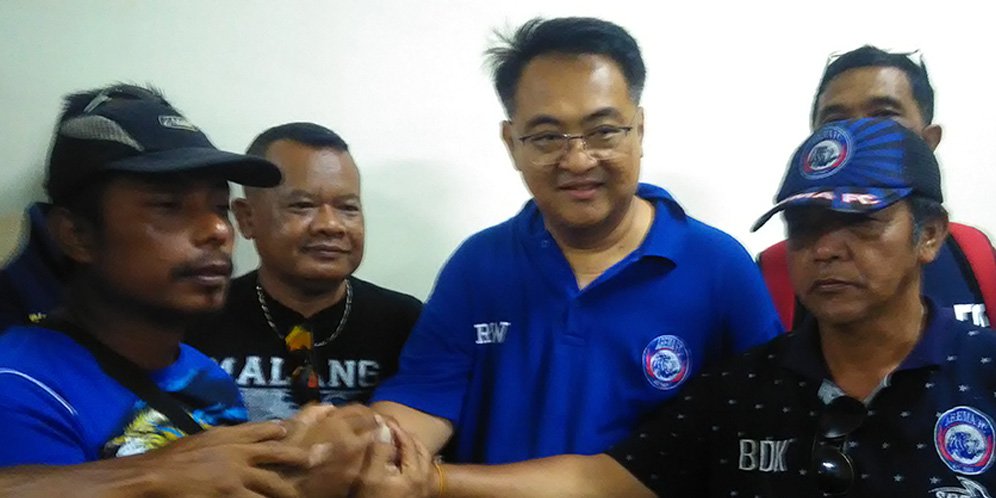 Perwakilan Aremania secara simbolis menyerahkan sumbangan mereka pada manajemen Arema FC, yang diwakili General Manager Ruddy Widodo. (c) Dendy Gandakusumah
