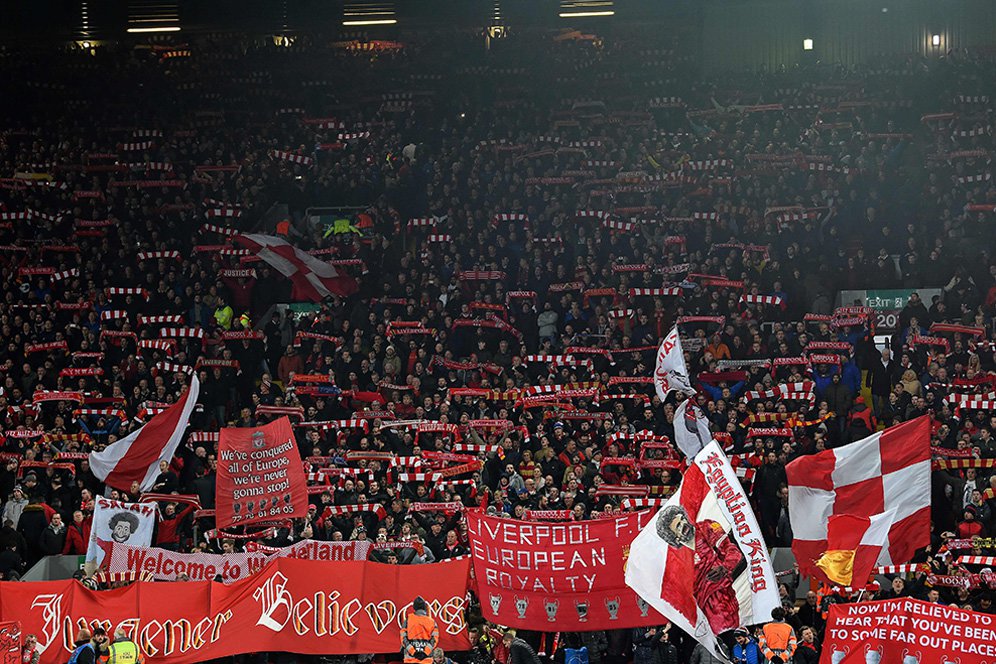 Lontarkan Ejekan Sembari Memakai Jersey Man City, Pria ini Bikin Marah Banyak Suporter Liverpool Lontarkan Ejekan Sembari Memakai Jersey Man City, Pria ini Bikin Marah Banyak Suporter Liverpool