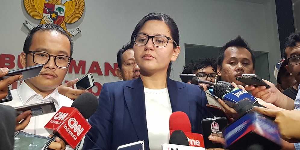 Sekjen PSSI, Ratu Tisha Destria, ditemani Kuasa Hukumnya dari Siswodihardjo & Partner Law Firm ketika diperiksa Satgas Antimafia Bola, Jumat (28/12/2018). (c) (Bola.com/Zulfirdaus Harahap)