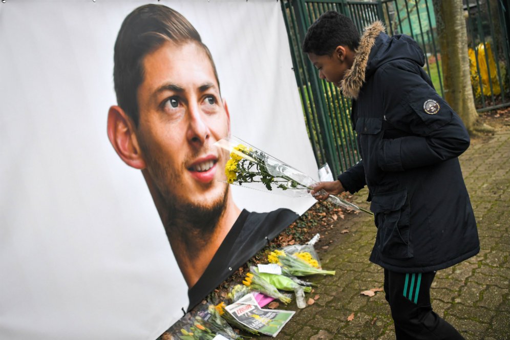 Polisi Pastikan Jenazah yang Telah Dievakuasi adalah Emiliano Sala Polisi Pastikan Jenazah yang Telah Dievakuasi adalah Emiliano Sala