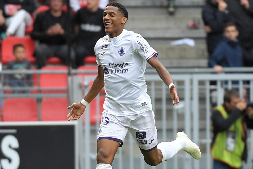 Toulouse Kecam Barcelona karena Pembelian Dini Todibo Toulouse Kecam Barcelona karena Pembelian Dini Todibo