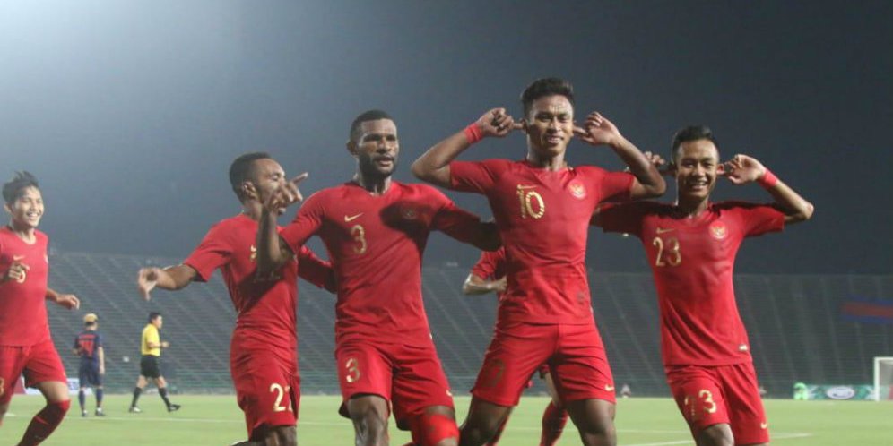 Penggawa timnas Indonesia U-22 merayakan gol yang dicetak oleh Osvaldo Haay ke gawang Thailand U-22. (c) Bola.com/Zulfirdaus Harahap