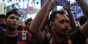 Demi Bertemu Puyol, Fans Barcelona di Surabaya Rela Terjang Hujan Badai Demi Bertemu Puyol, Fans Barcelona di Surabaya Rela Terjang Hujan Badai