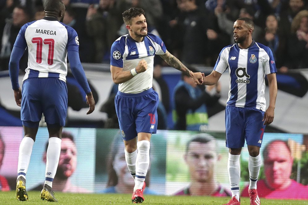 Tak Bisa Masuk Stadion, Fans Porto Duduki Atap Hotel Demi Saksikan Tim Kesayangannya Berlaga Tak Bisa Masuk Stadion, Fans Porto Duduki Atap Hotel Demi Saksikan Tim Kesayangannya Berlaga