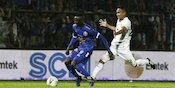 Gelandang Arema FC Membeber Perayaan Idulfitri di Mali Gelandang Arema FC Membeber Perayaan Idulfitri di Mali