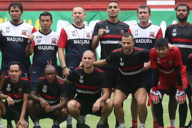 Lini Belakang Madura United vs PSS Sleman Lini Belakang Madura United vs PSS Sleman
