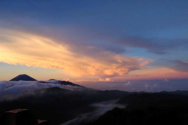 Menikmati Matahari Terbit di Sunrise View Point Menikmati Matahari Terbit di Sunrise View Point