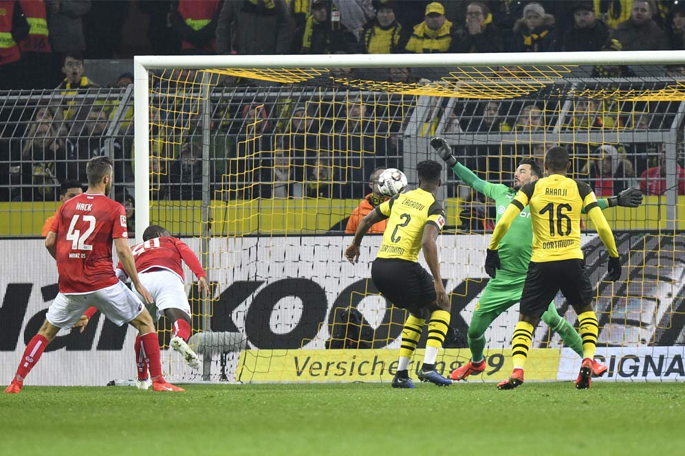 Roman Burki, Benteng Terakhir Dortmund yang Begitu Tangguh Roman Burki, Benteng Terakhir Dortmund yang Begitu Tangguh