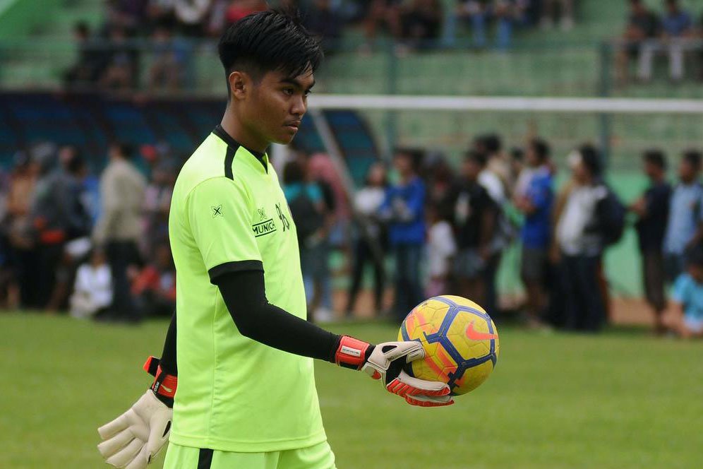 Pelatih Kiper Arema FC Belum Terpikir Cari Pengganti Kurniawan Kartika Ajie Pelatih Kiper Arema FC Belum Terpikir Cari Pengganti Kurniawan Kartika Ajie