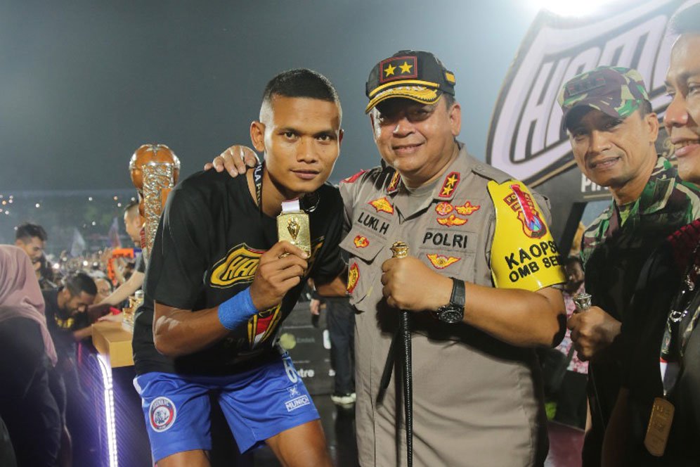 Usai Antarkan Arema Juara, Prajurit Brimob ini Jalankan Tugas Negara Usai Antarkan Arema Juara, Prajurit Brimob ini Jalankan Tugas Negara