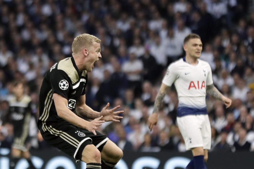 Van de Beek Datang, Man United Buang Dua Gelandang? Van de Beek Datang, Man United Buang Dua Gelandang?