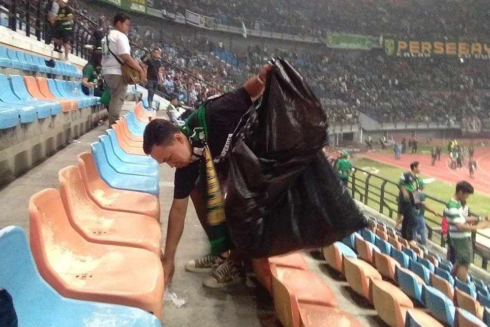 Aksi Bonek Punguti Sampah Usai Laga Persebaya Kontra Persela Aksi Bonek Punguti Sampah Usai Laga Persebaya Kontra Persela