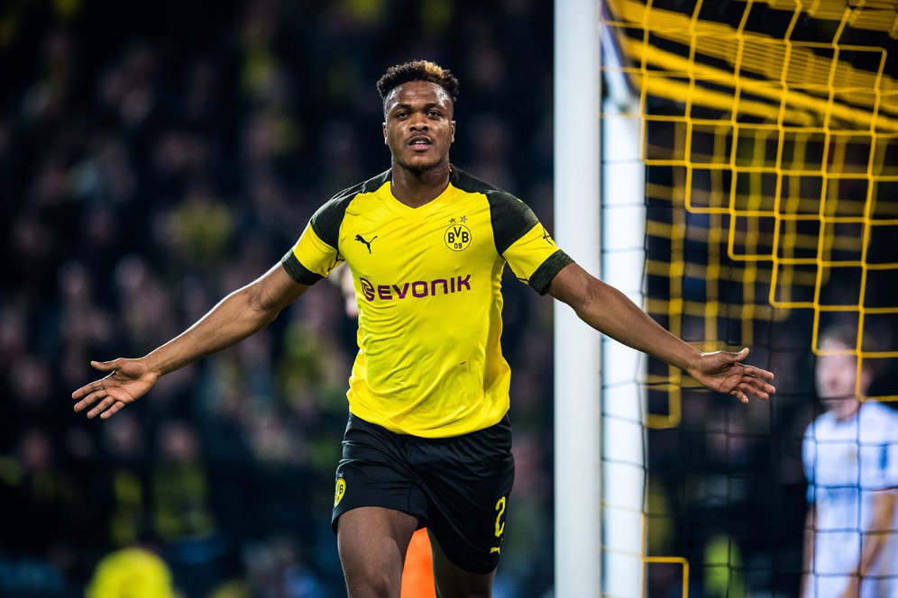 Arsenal Terpikat Bek Berusia 20 Tahun Milik Borussia Dortmund Arsenal Terpikat Bek Berusia 20 Tahun Milik Borussia Dortmund