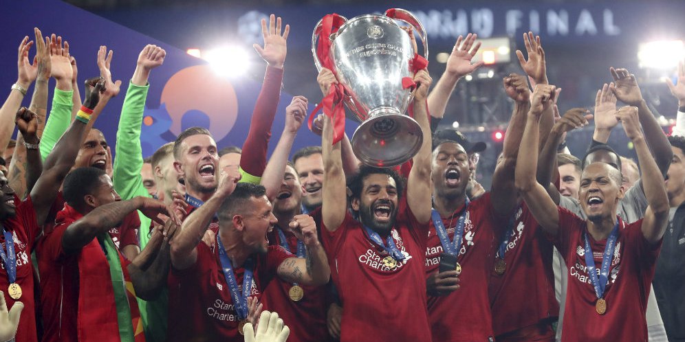 Mohamed Salah mengangkat trofi Liga Champions 2019 usai antarkan Liverpool mengalahkan Tottenham. (c) AP Photo