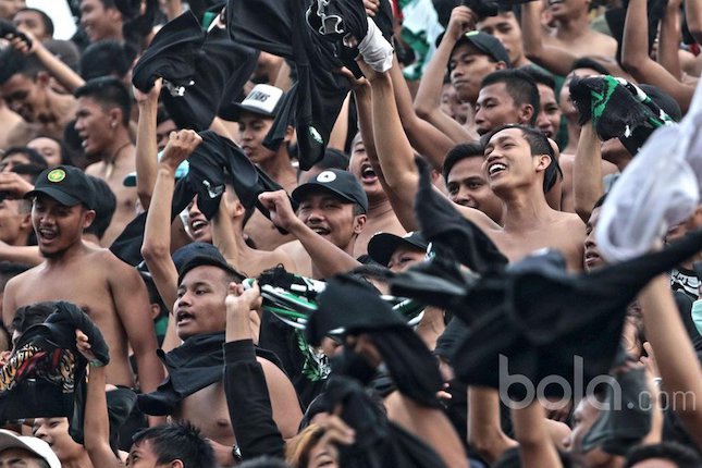 1. Supoter Sepak Bola Terbaik Asia