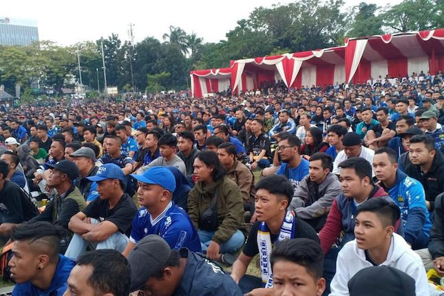 Beli Kacang dan Tahu di Stadion? Jelas Ada