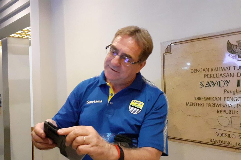 Piala Menpora 2021: Beda Nasib Pelatih Asing, Robert Albert Gacor dan Teco Gagal Piala Menpora 2021: Beda Nasib Pelatih Asing, Robert Albert Gacor dan Teco Gagal
