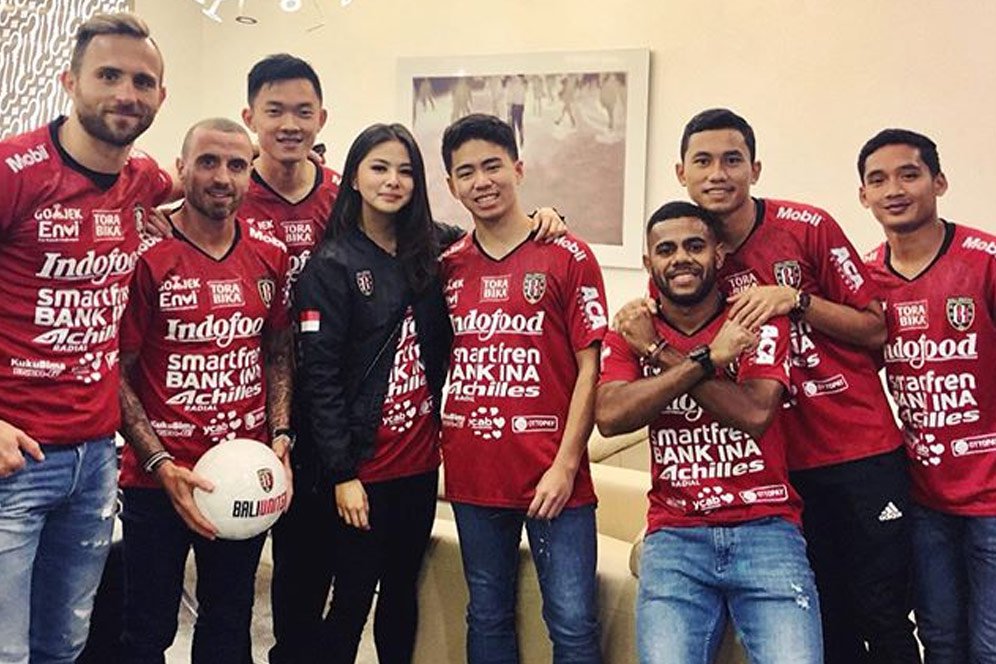 Adelle Tanuri, Putri Cantik Bos Bali United Penyuka Manchester United vs Chelsea