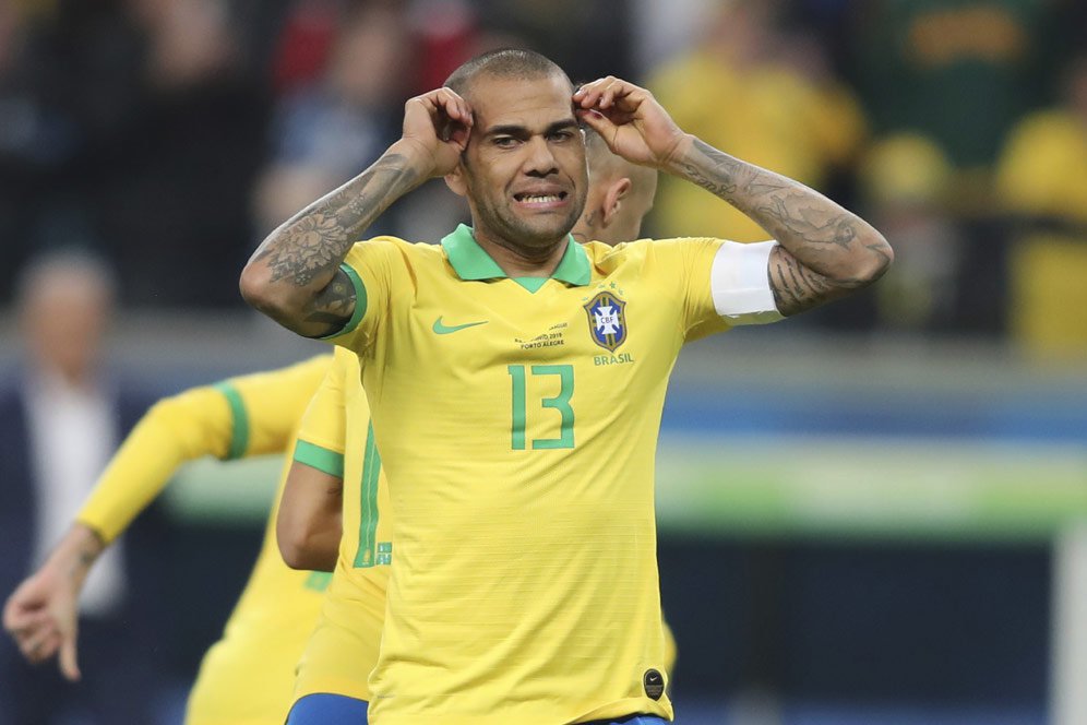 Balik Kucing, Dani Alves: Mari Buat Barcelona Jadi Tim Terbaik Sekali Lagi!