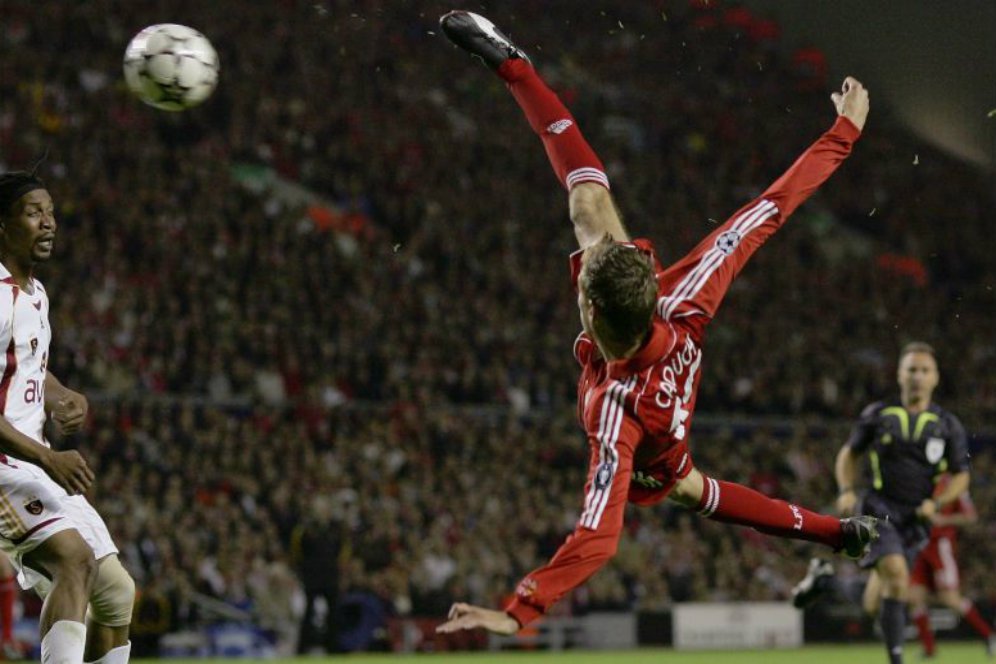 Peter Crouch, Robot Raksasa Humoris yang Mahir Cetak Gol Akrobat Peter Crouch, Robot Raksasa Humoris yang Mahir Cetak Gol Akrobat