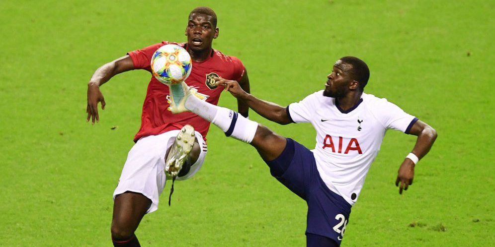 Paul Pogba berduel dengan Tanguy Ndombele (c) ICC 2019