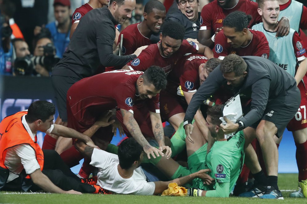 Detik-detik Adrian Terkena Tekel Suporter Usai Adu Penalti Liverpool vs Chelsea Detik-detik Adrian Terkena Tekel Suporter Usai Adu Penalti Liverpool vs Chelsea