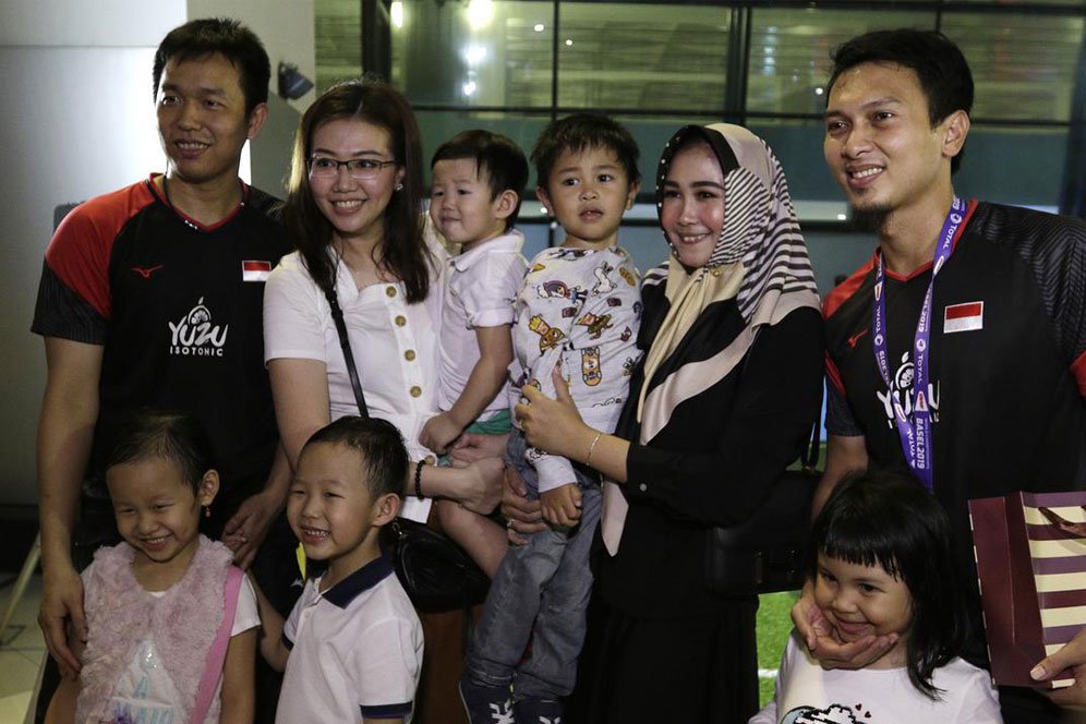 Juara Dunia, Ahsan/Hendra Disambut Keluarga Setiba di Tanah Air Juara Dunia, Ahsan/Hendra Disambut Keluarga Setiba di Tanah Air