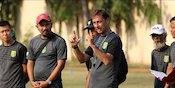 Pakai Skema Tiga Bek Lawan Persib, Ini Penjelasan Pelatih Persebaya Pakai Skema Tiga Bek Lawan Persib, Ini Penjelasan Pelatih Persebaya