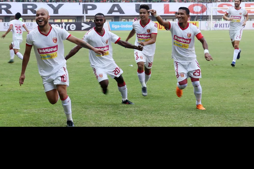 Badak Lampung Tak Gentar Barisan Bintang Arema FC Badak Lampung Tak Gentar Barisan Bintang Arema FC