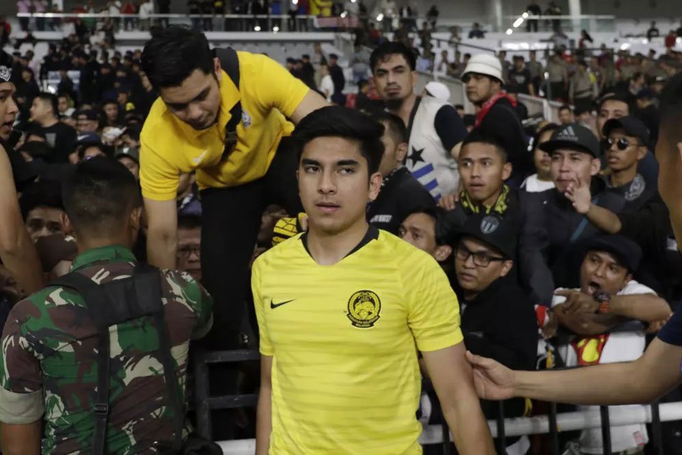 Galeri Foto: Evakuasi Menpora Malaysia Akibat Kerusuhan di GBK