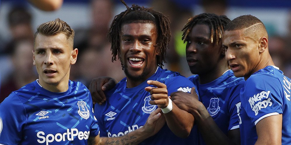 Alex Iwobi (kedua dari kiri) merayakan golnya ke gawang Wolverhampton bersama pemain Everton lainnya di laga Premier League, Minggu (1/9/2019). (c) AP Photo