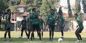 Pelatih Kiper Persebaya Yakin Rivky Mokodompit Mampu Bersaing di Timnas Senior