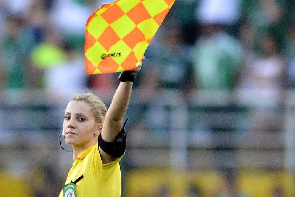 5 Wasit Cantik yang Bisa Bikin Penggemar Sepak Bola Salfok 5 Wasit Cantik yang Bisa Bikin Penggemar Sepak Bola Salfok