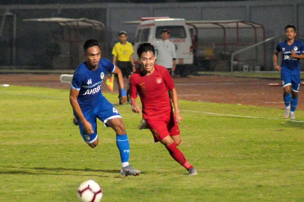 Rekam Buruk 'Si Penendang Kungfu' Hisyam Tolle di Kancah Sepak Bola Nasional Rekam Buruk 'Si Penendang Kungfu' Hisyam Tolle di Kancah Sepak Bola Nasional