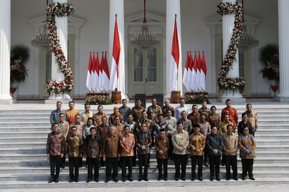 Tugas Pertama Jokowi pada Menpora Baru: Sepak Bolanya, Pak! Tugas Pertama Jokowi pada Menpora Baru: Sepak Bolanya, Pak!