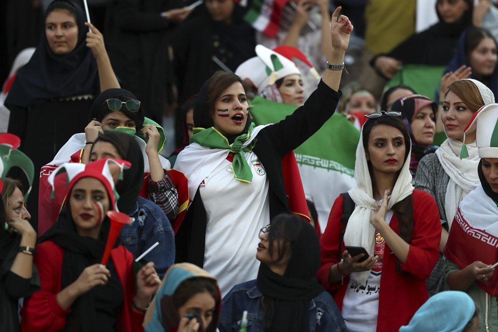 Perempuan Iran Bisa Nonton Sepak Bola di Stadion, Setelah 38 Tahun Dilarang Perempuan Iran Bisa Nonton Sepak Bola di Stadion, Setelah 38 Tahun Dilarang