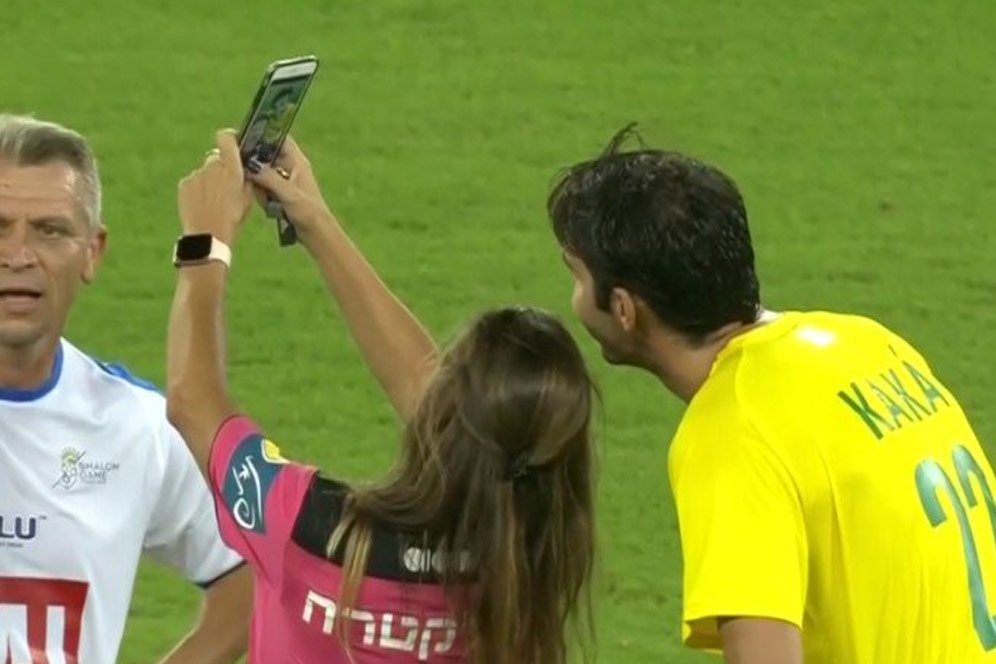 Jangan Ditiru! Wasit Ini Berikan Kartu Kuning Demi Bisa Selfie dengan Kaka