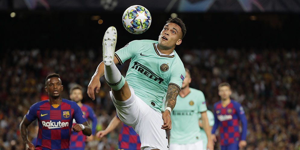 Aksi penyerang Inter Milan, Lautaro Martinez, dalam laga kontra Barcelona di Liga Champions, Kamis (3/10/2019). (c) AP Photo
